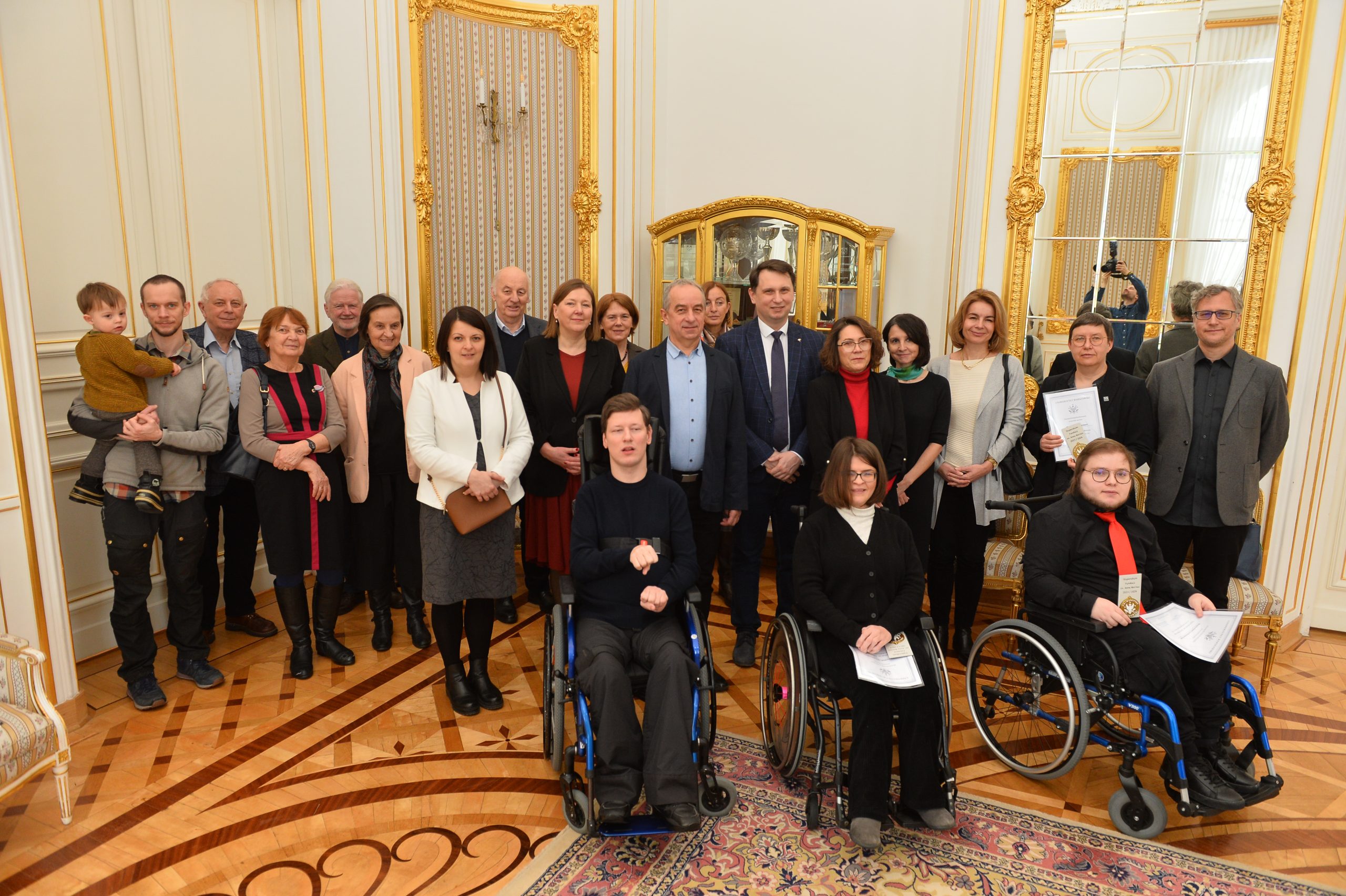 Zdjęcie grupowe w Sali Złotej. Stypendyści, przedstawiciele UW i Fundacji, rodzina i goście.